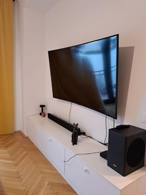 Classy Apartment With Parking In The City Center 부쿠레슈티 외부 사진